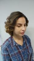 Вечерняя укладка. Это сложная укладка с применением укладочных средств, бигуди, щипцов, плойки, утюжка и т.д. Мастер работает без применения фурнитуры (шпильки, невидимки и т.д.) А так же формирования локонов при помощи брашинга по всей массе волос на дл, Вечерняя укладка. Это сложная укладка с применением укладочных средств, бигуди, щипцов, плойки, утюжка и т.д. Мастер работает без применения фурнитуры (шпильки, невидимки и т.д.) А так же формирования локонов при помощи брашинга по всей массе волос на дл,