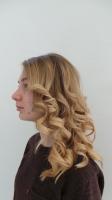  Вечерняя укладка. Это сложная укладка с применением укладочных средств, бигуди, щипцов, плойки, утюжка и т.д. Мастер работает без применения фурнитуры (шпильки, невидимки и т.д.) А так же формирования локонов при помощи брашинга по всей массе волос на дл,
