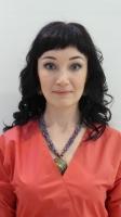 Вечерняя укладка. Это сложная укладка с применением укладочных средств, бигуди, щипцов, плойки, утюжка и т.д. Мастер работает без применения фурнитуры (шпильки, невидимки и т.д.) А так же формирования локонов при помощи брашинга по всей массе волос на дл,