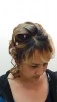  Причёска вечерняя. Это праздничная причёска (подколотых волос более 50%). Чаще всего с декоративными элементами и украшениями, с применением шпилек, заколок и невидимок, укладочных средств, а так же формирование локонов при помощи плойки или утюжка по все,