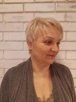  Стрижка креативная (женская), Укладка волос феном. Выполняется с обязательным применением укладочных средств или средств по уходу, расчёсок, брашингов. Так же в работе используется утюжок или диффузор.,