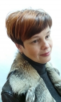  Укладка волос феном. Выполняется с обязательным применением укладочных средств или средств по уходу, расчёсок, брашингов. Так же в работе используется утюжок или диффузор.,