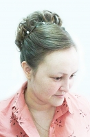  Причёска вечерняя. Это праздничная причёска (подколотых волос более 50%). Чаще всего с декоративными элементами и украшениями, с применением шпилек, заколок и невидимок, укладочных средств, а так же формирование локонов при помощи плойки или утюжка по все,