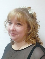  Стрижка модельная (женская), Причёска вечерняя. Это праздничная причёска (подколотых волос более 50%). Чаще всего с декоративными элементами и украшениями, с применением шпилек, заколок и невидимок, укладочных средств, а так же формирование локонов при помощи плойки или утюжка по все,