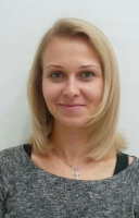  Стрижка модельная (женская), Укладка волос феном. Выполняется с обязательным применением укладочных средств или средств по уходу, расчёсок, брашингов. Так же в работе используется утюжок или диффузор.,