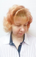  Вечерняя укладка. Это сложная укладка с применением укладочных средств, бигуди, щипцов, плойки, утюжка и т.д. Мастер работает без применения фурнитуры (шпильки, невидимки и т.д.) А так же формирования локонов при помощи брашинга по всей массе волос на дл,