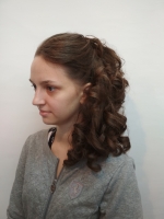  Причёска вечерняя. Это праздничная причёска (подколотых волос более 50%). Чаще всего с декоративными элементами и украшениями, с применением шпилек, заколок и невидимок, укладочных средств, а так же формирование локонов при помощи плойки или утюжка по все,